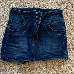 Size medium dark wash denim shorts 💙